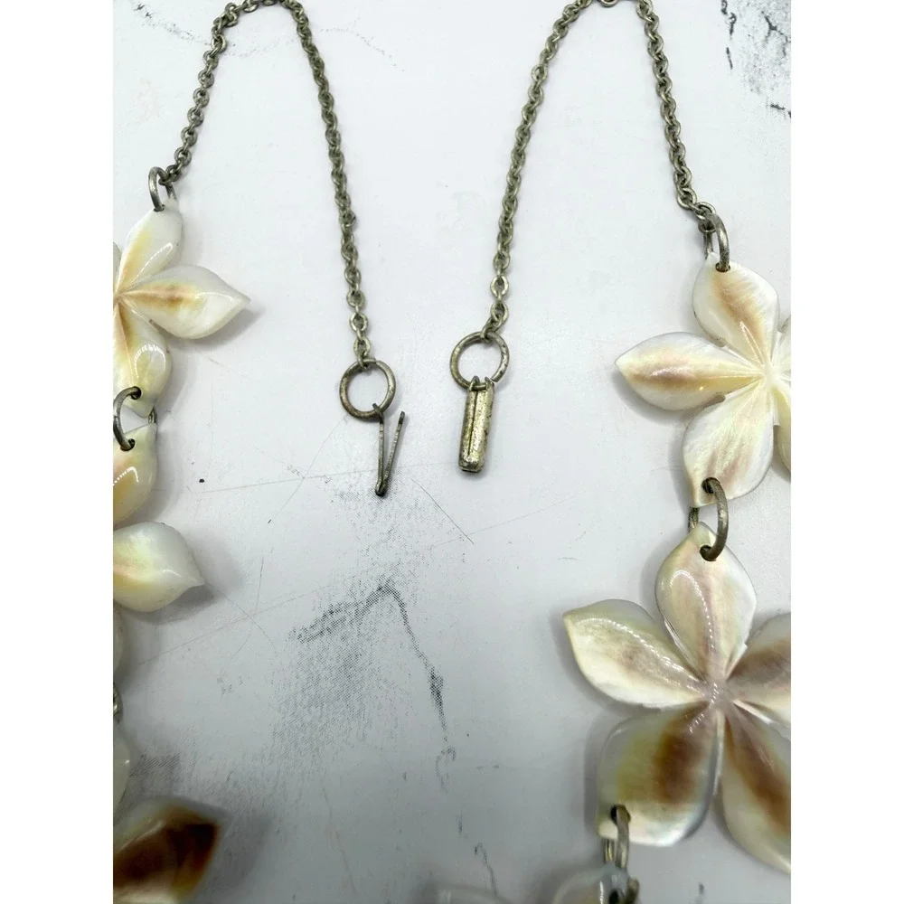 Cream Flower Necklace Gold Tone Chain‎ Short Floral 16